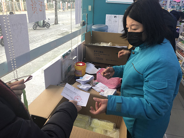 隆德路一家药房内,居民正在凭券购买口罩。 澎湃新闻记者 陈伊萍 摄 隆德路一家药房内,居民正在凭券购买口罩。 澎湃新闻记者 陈伊萍 摄