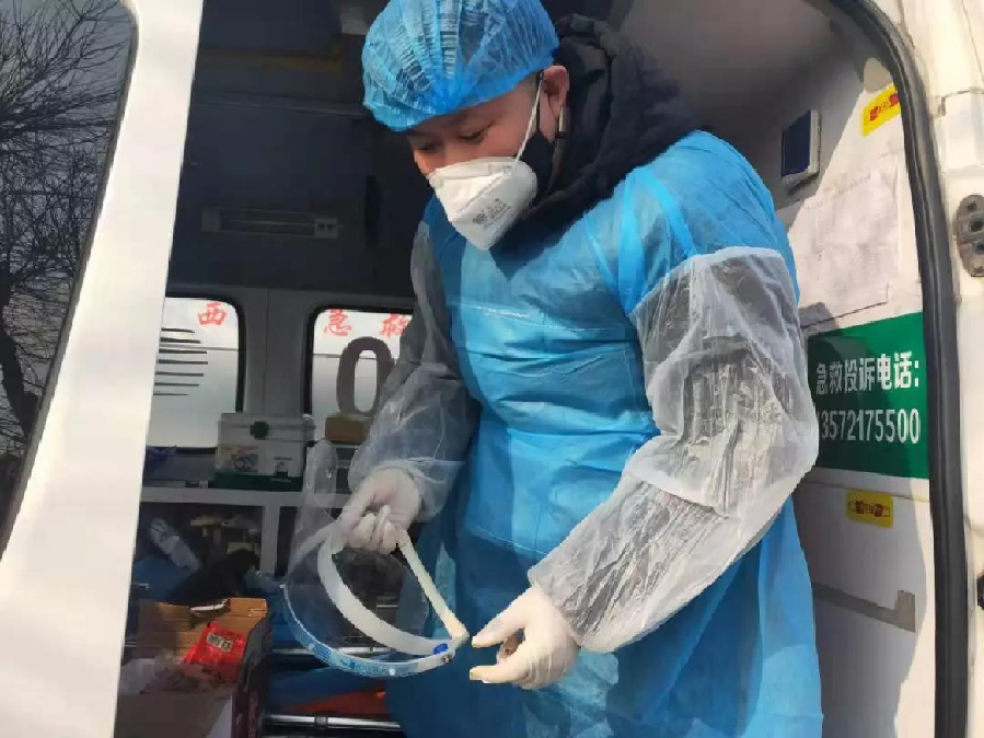 在西安交大第二附属医院工作的妻子邵娜两人终于攒到了同时休假的机会