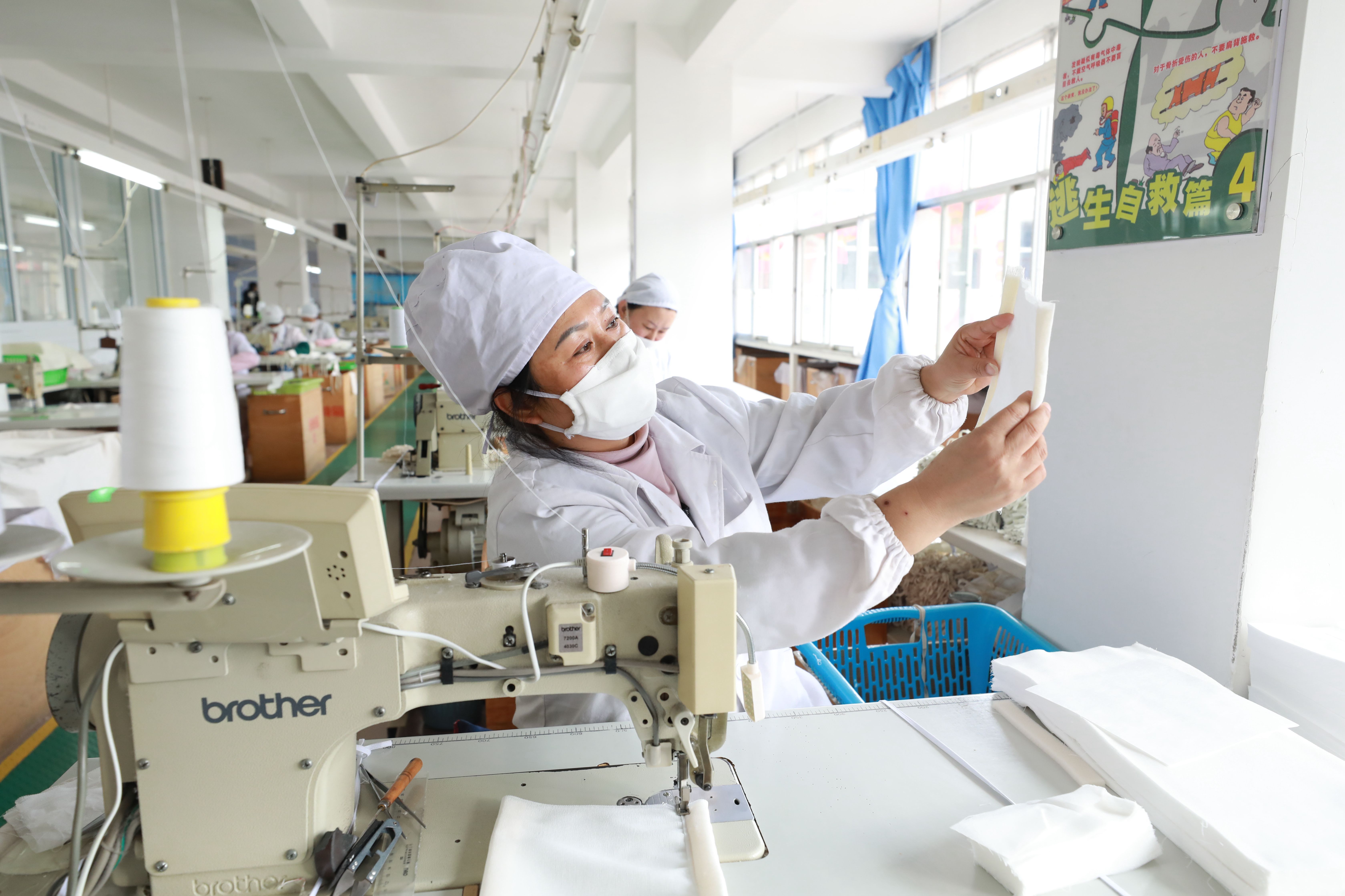 03,缝纫车间工人在进行缝纫.4l5a9276_副本.jpg?