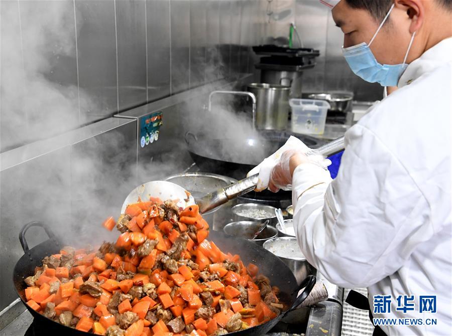 （聚焦疫情防控·图片故事）（1）一份爱心便当的“前线”故事