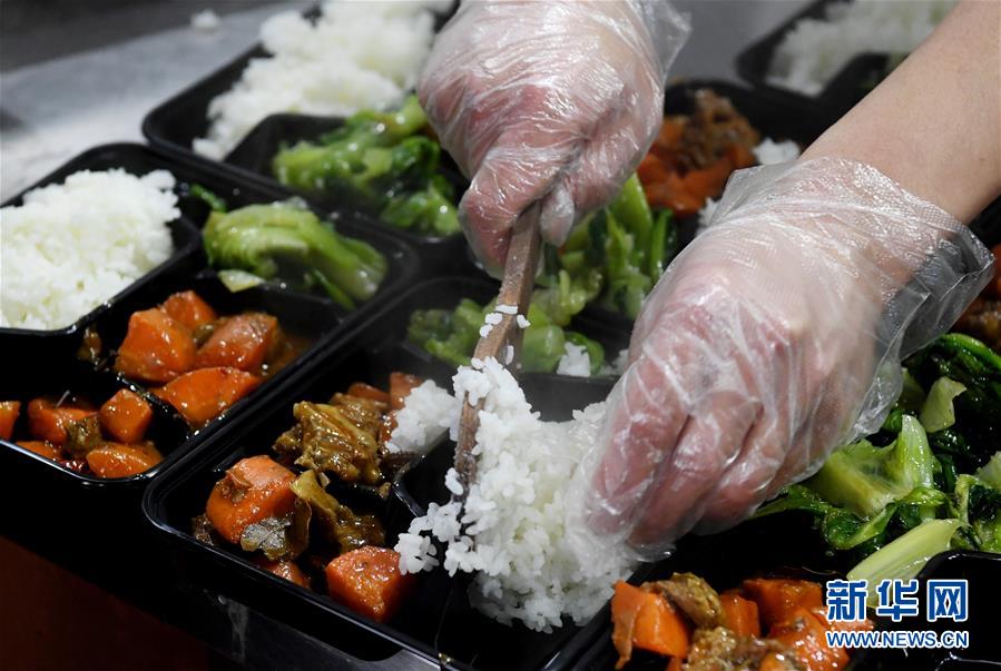 （聚焦疫情防控·图片故事）（2）一份爱心便当的“前线”故事