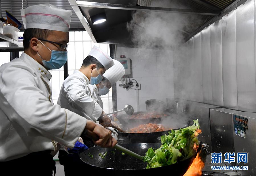 （聚焦疫情防控·图片故事）（3）一份爱心便当的“前线”故事