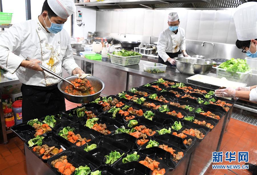 （聚焦疫情防控·图片故事）（5）一份爱心便当的“前线”故事