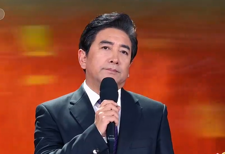 水均益等央视主持人表演诗朗诵 白岩松再次写台本