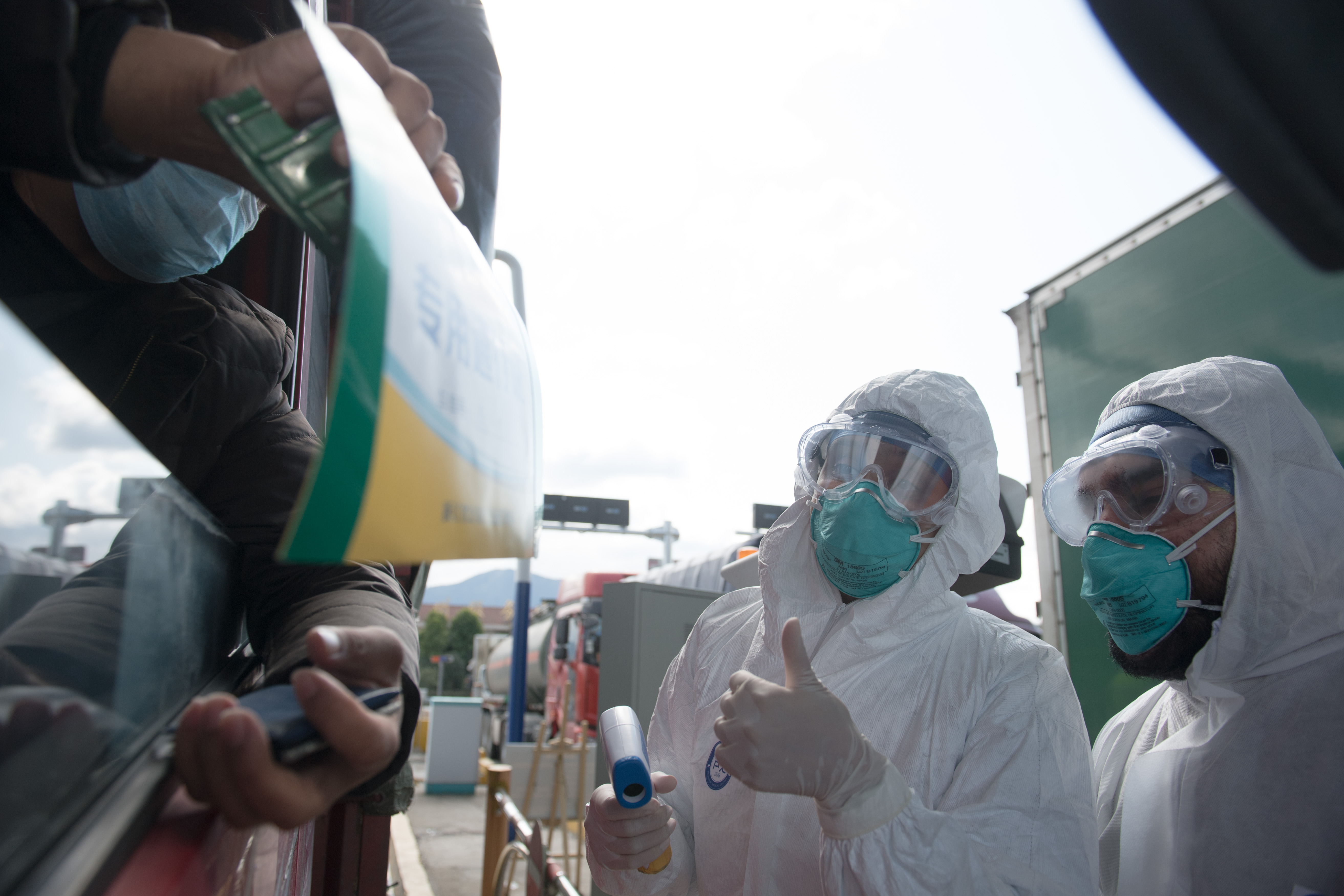 特写:战斗在中国抗疫一线的跨国夫妻医生