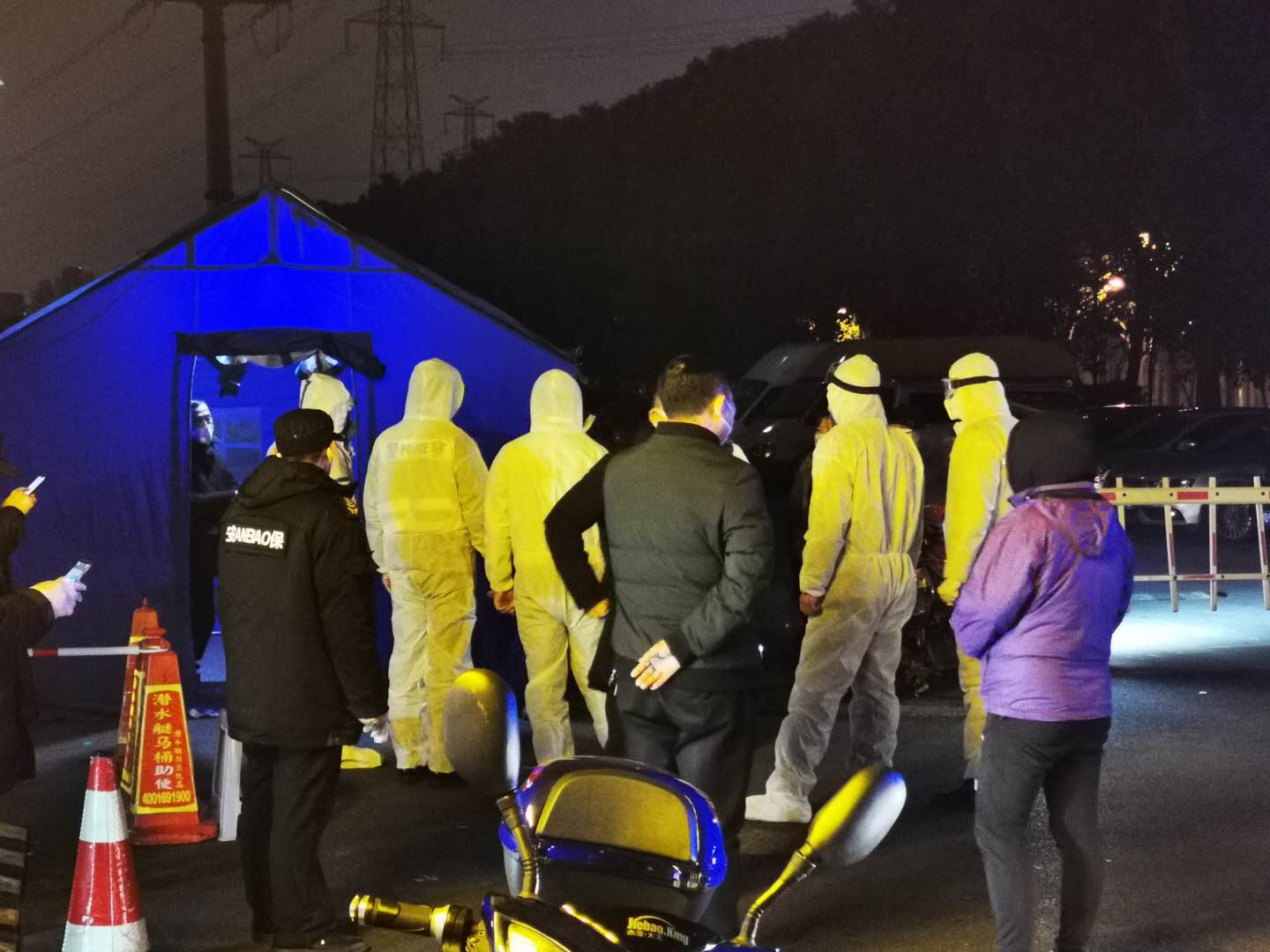 冷风中劝导体温稍高人员配合医院检查.jpg