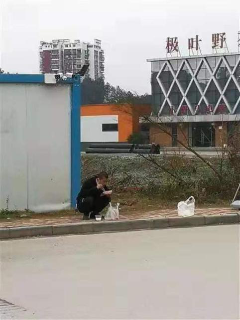 谁想有人远远地拍下了他吃早餐的照片并发到了网上.