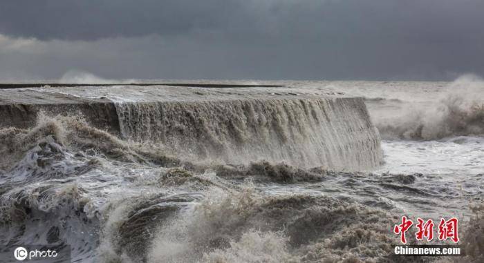 当地时间2020年2月13日，英国多塞特，当地连续遭遇“西拉西”风暴和“丹尼斯”风暴袭击，巨浪滔天。