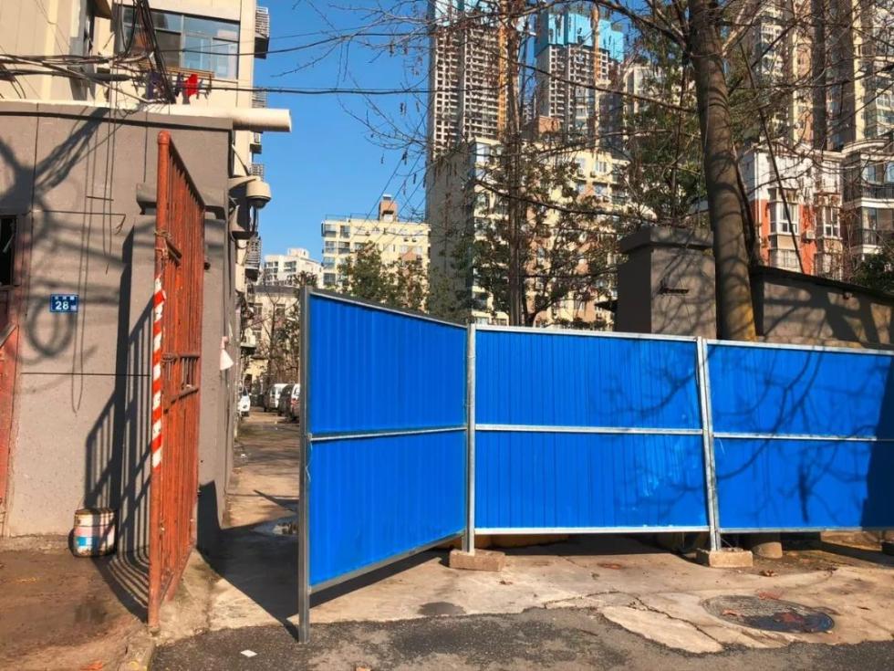 汉阳区鹦鹉街夹河社区某老旧小区留的"后门",现场无人值守督察组发现