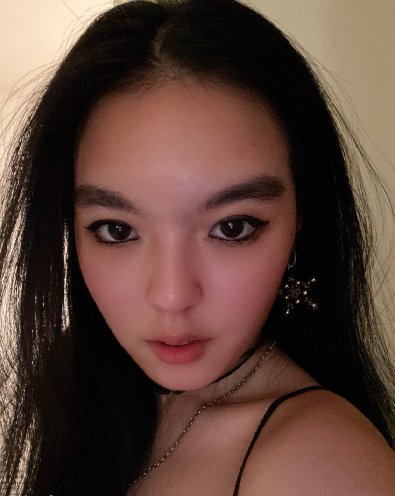 哈文18岁女儿晒近照,法图麦成熟韵味初显