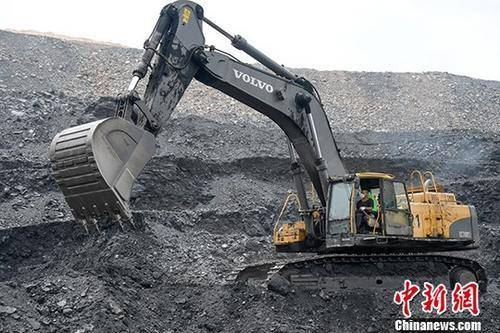 资料图：挖掘机进行采煤作业。中新社记者 武俊杰 摄