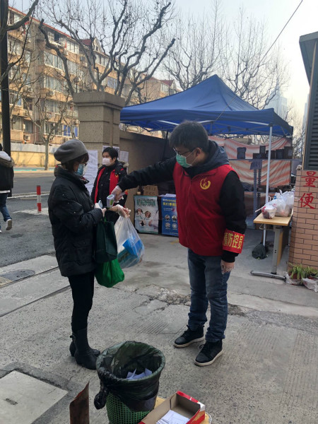 抗疫在社区|"您坐上轮椅,我推着您去买菜!