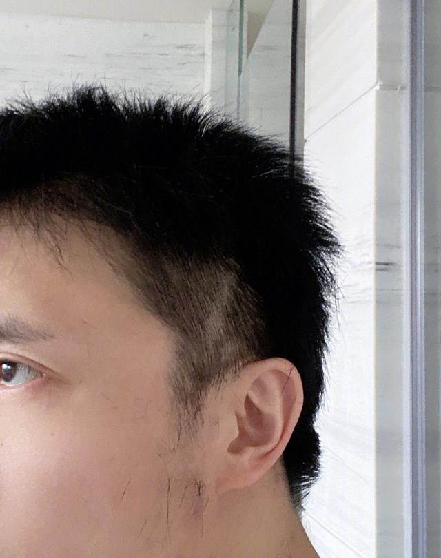 薛之谦家中理发 鬓角被老爸剪秃