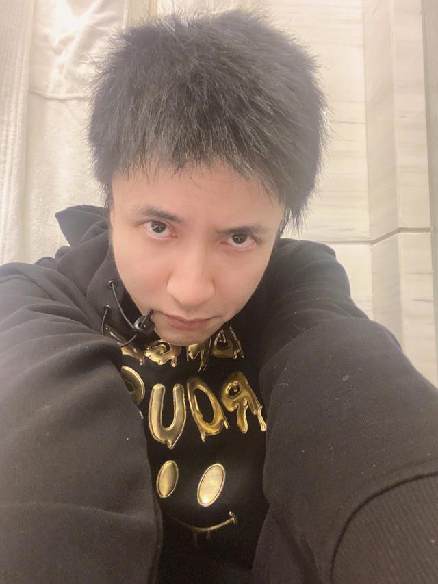 薛之谦家中理发 鬓角被老爸剪秃