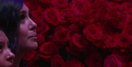 追悼会33643朵玫瑰花纪念科比 瓦妮莎情绪崩溃