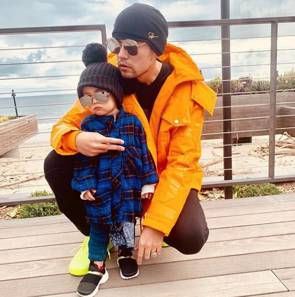 周杰伦晒罗密欧近照 3岁小周周戴墨镜又酷又可爱