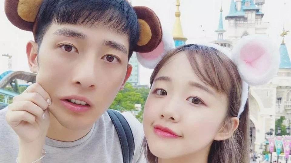 就是初代网红阿沁,相恋多年的男友刘阳,以及网红半藏森林之间的纠葛.