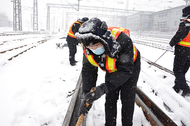 锦州车务段职工清扫道岔积雪.