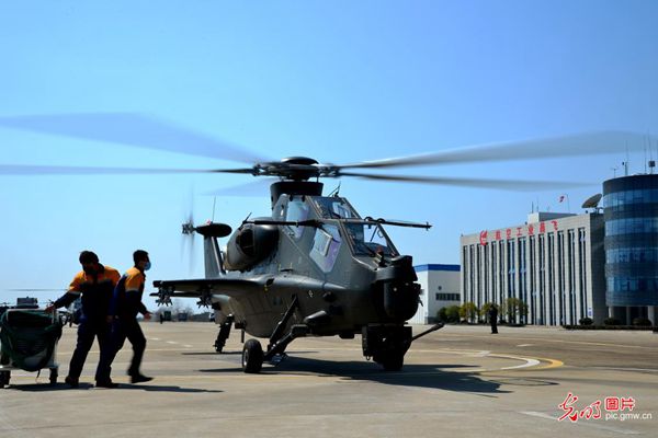 图为试飞站机务人员在吕蒙机场保障直10武装直升机