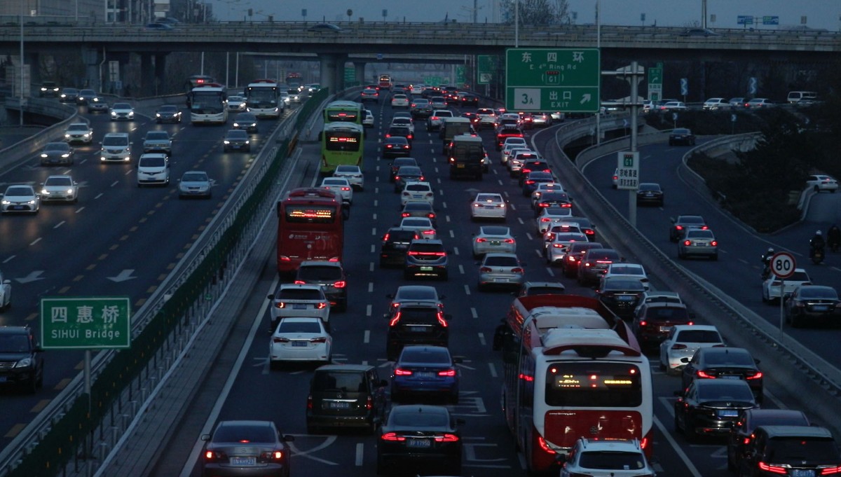 实拍北京晚高峰,车流量明显回升,路上夕阳依旧美