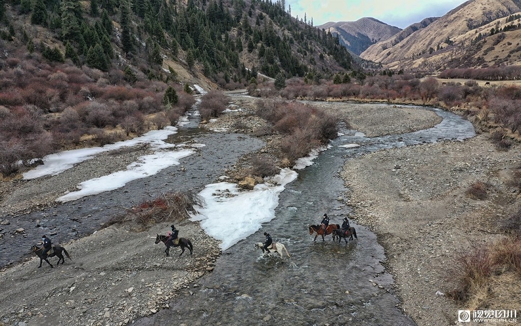毛儿盖草原上的"马背民警":走进牧民群众的心里