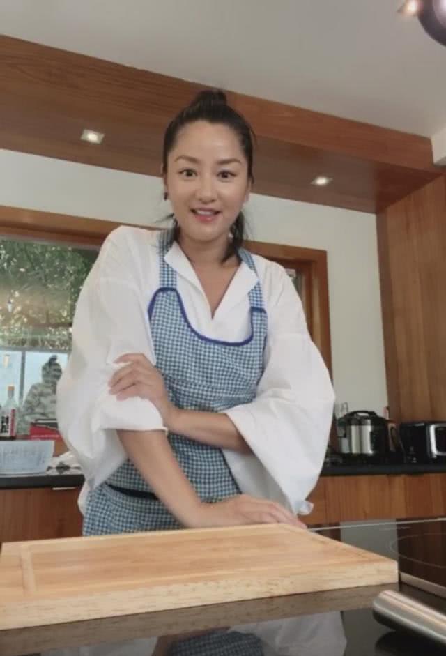 48岁瞿颖淡妆直播意外曝光豪宅内景 厨房宽敞明亮