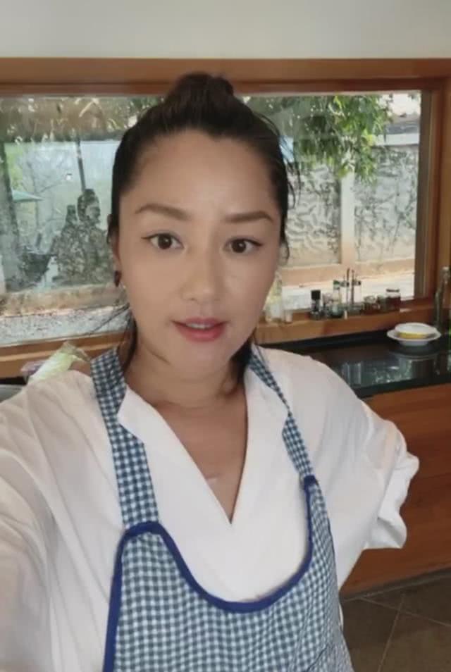 48岁瞿颖淡妆直播意外曝光豪宅内景 厨房宽敞明亮