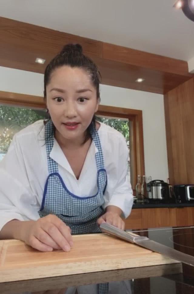 48岁瞿颖淡妆直播意外曝光豪宅内景 厨房宽敞明亮