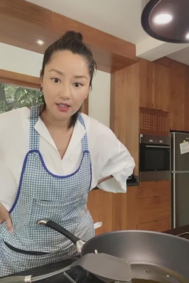 48岁瞿颖淡妆直播意外曝光豪宅内景 厨房宽敞明亮