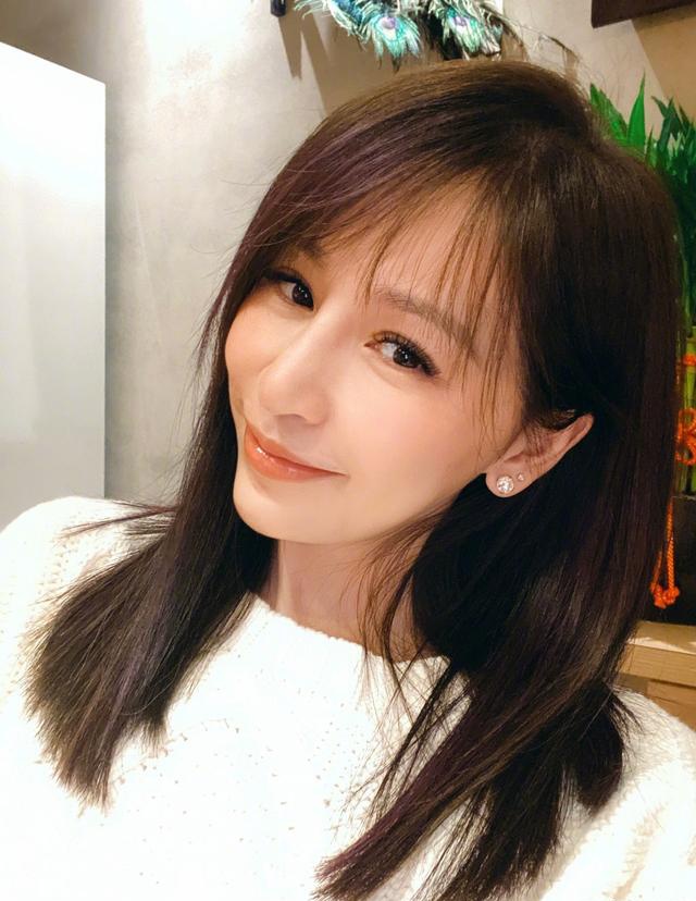 王心凌剪10公分头发对镜头甜笑自称换换心情