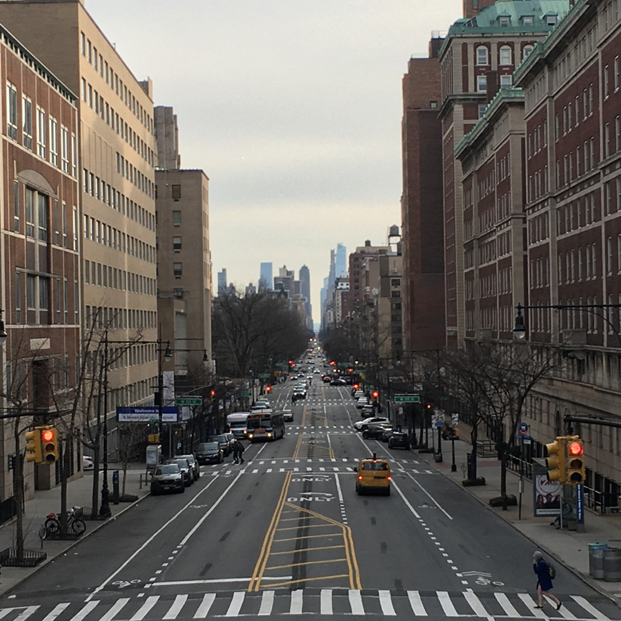 往常因为晚高峰而车水马龙的街道,今天显得有些安静.